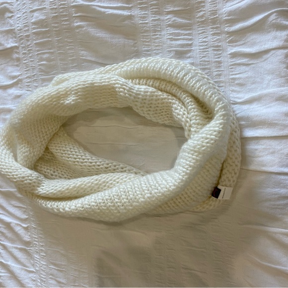 Round neck and regular scarves - Picture 4 of 5